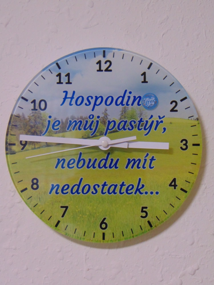 Kulaté skleněné hodiny s textem