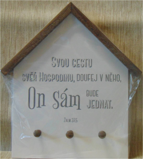 Věšák na klíče ve tvaru domu s biblickým textem.