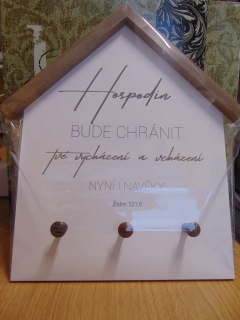 Věšák na klíče ve tvaru domu s biblickým textem.