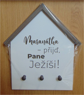 Věšák na klíče ve tvaru domu s biblickým textem.