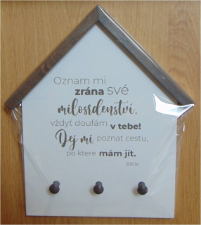 Věšák na klíče ve tvaru domu s biblickým textem.