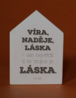 Domek s dřeva na stěnu s biblickým veršem.
